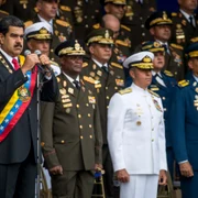 Nicolas Maduro (centru) sustinand un discurs in fata soldatilor venezueleni FOTO EPA-EFE