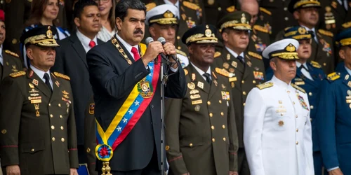 Nicolas Maduro (centru) sustinand un discurs in fata soldatilor venezueleni FOTO EPA-EFE