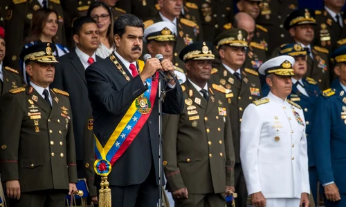 Nicolas Maduro (centru) sustinand un discurs in fata soldatilor venezueleni FOTO EPA-EFE