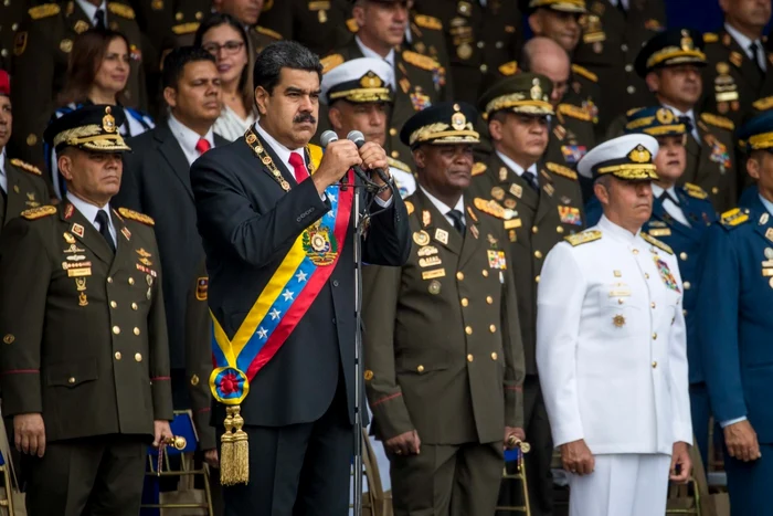 Nicolas Maduro (centru) sustinând un discurs în faţa soldaţilor venezueleni FOTO EPA-EFE