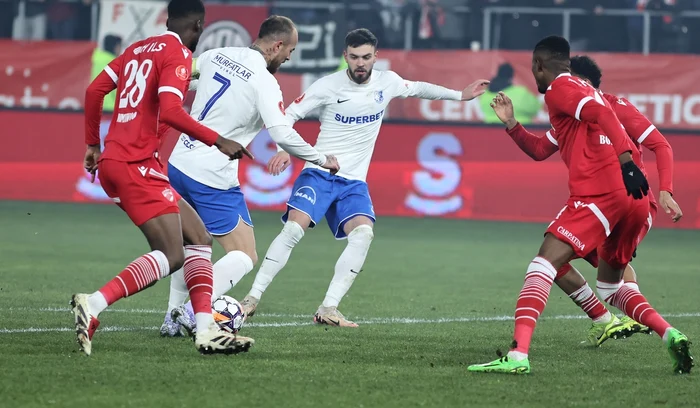 Farul Constanța (alb-albastru) i-a dat o lecție de fotbal lui Dinamo (FOTO: Sportpictures)