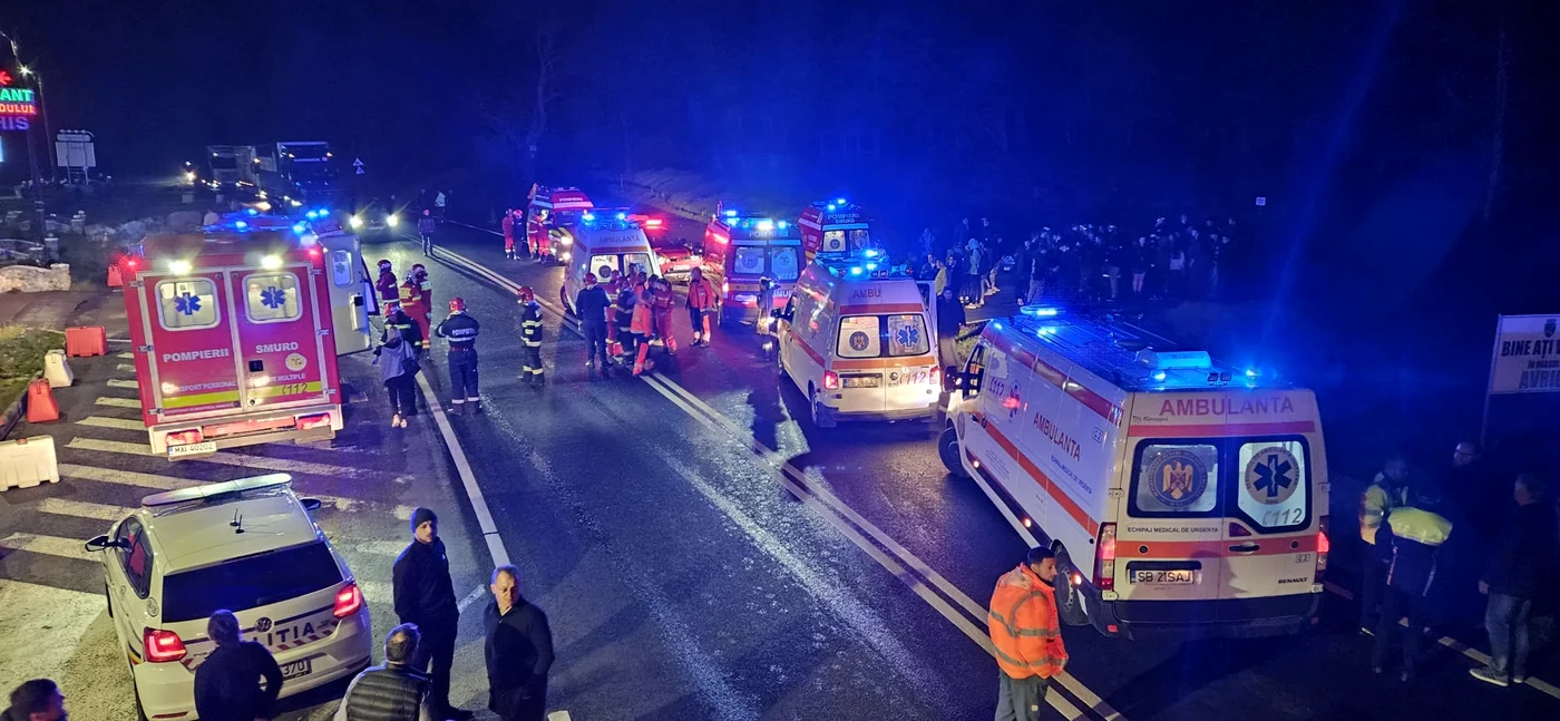 Două autocare cu 90 de copii s au ciocnit pe DN1 la Hula Bradului în Sibiu Foto ISU Sibiu