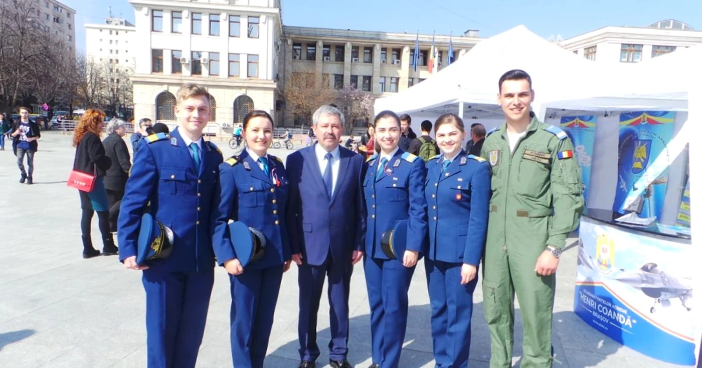Studenţi şi profesori ai Academiei Forţelor Aeriene FOTO: Ştefan Borcea