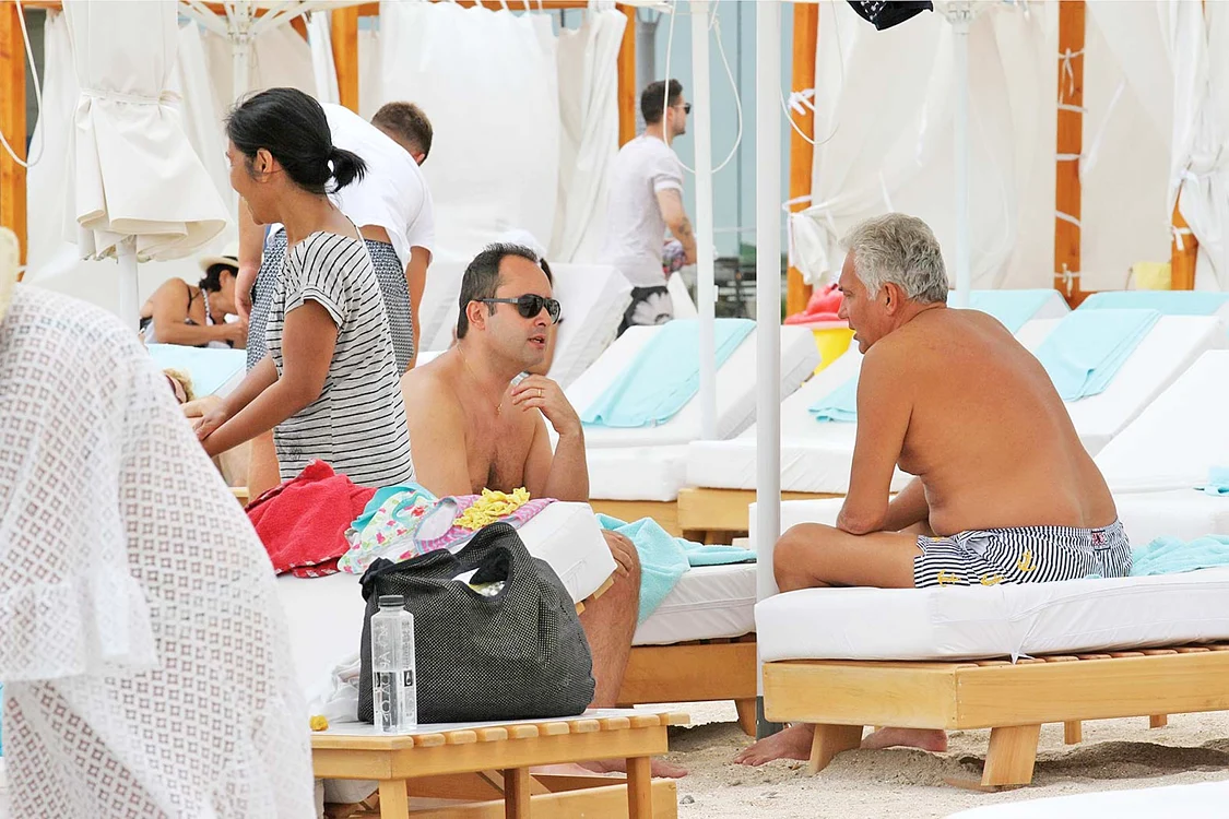 
    Fotoreporterii Click! l-au surprins la Mamaia vorbind aprins cu un prietenFoto: BLITZ  
