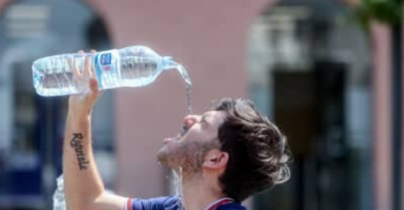 Dacă v-aţi programat concediul în Grecia, mare atenţie! Urmează temperaturi de peste 40 de grade. Unde găsiţi ajutor