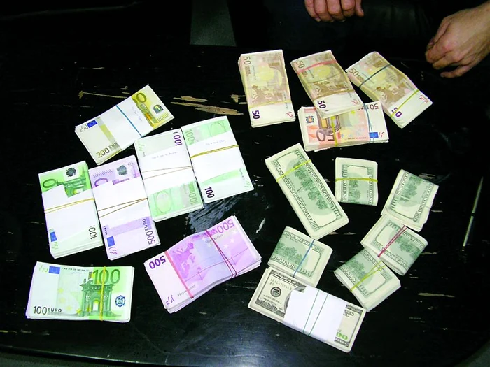 
    Banii scoşi ilegal din ţară  