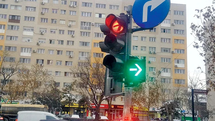 16 ianuarie, ora 8.42. Semaforul arăta şi roşu, dar şi verde pentru dreapta