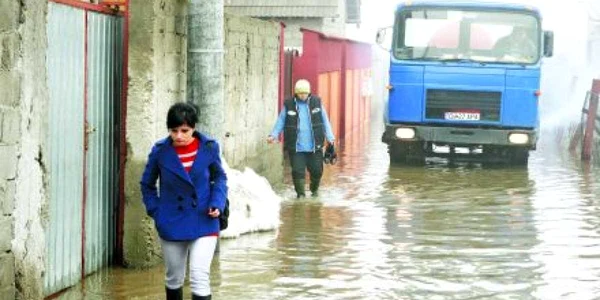 Oamenii merg de o săptămână prin apa de jumătate de metru Foto:Silviu Florescu