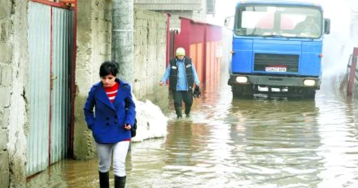 Oamenii merg de o săptămână prin apa de jumătate de metru Foto:Silviu Florescu