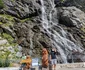 Haosul turistic de pe Transfăgărășan - kitschurile de la Cascada Capra - poze la minut Foto Oana Mirela Florea Facebook