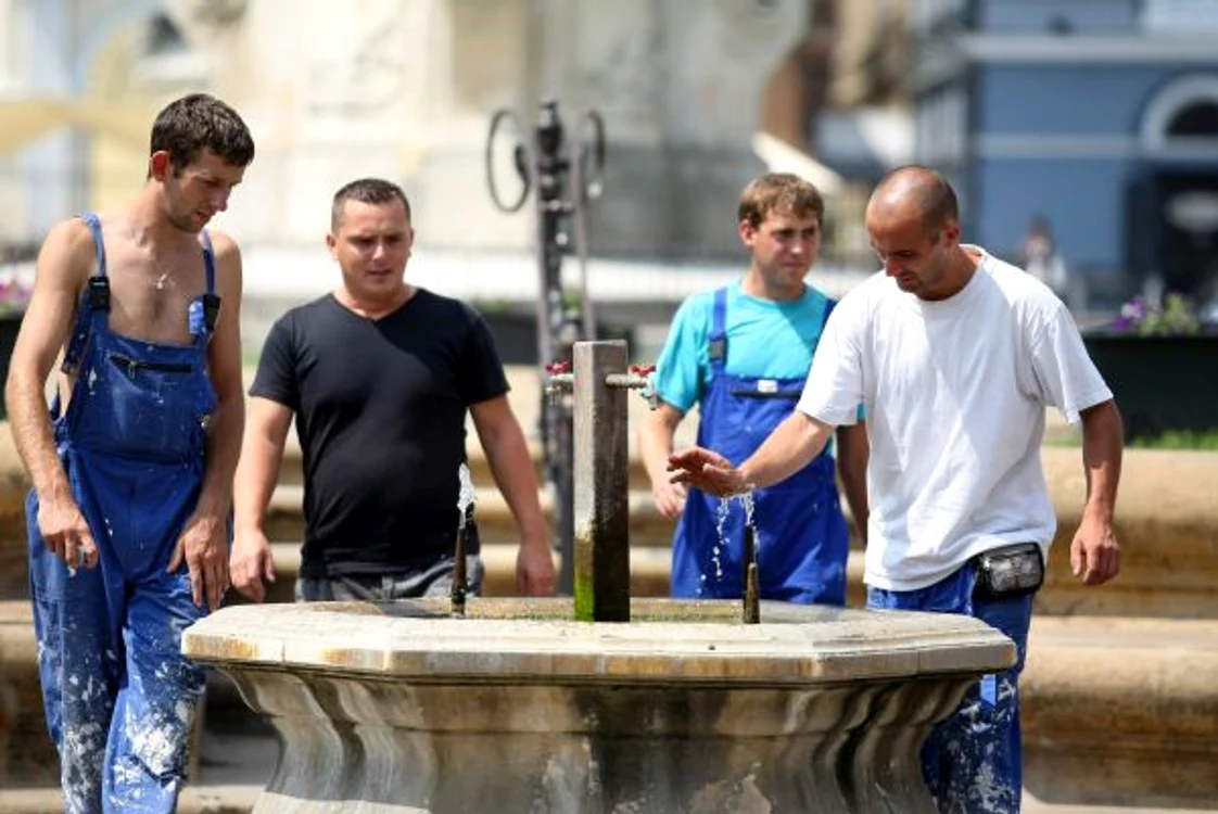 În zilele toride, angajatorii trebuie să asigure angajaţilor apă la discreţie