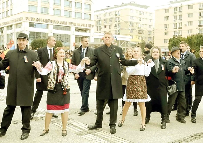 Președintele a jucat hora, apoi a stat de vorbă cu oameniiFoto: ziaruldeiasi.ro/Mediafax