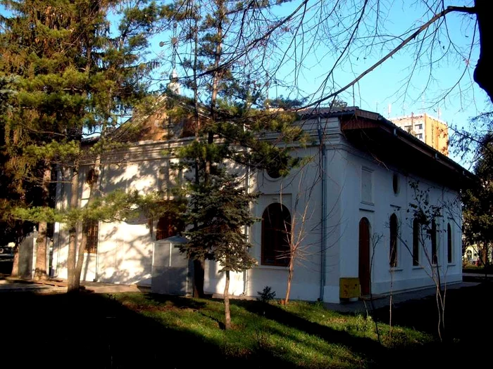 Biserica Sfinţii Arhangheli Mihail şi Gavril 