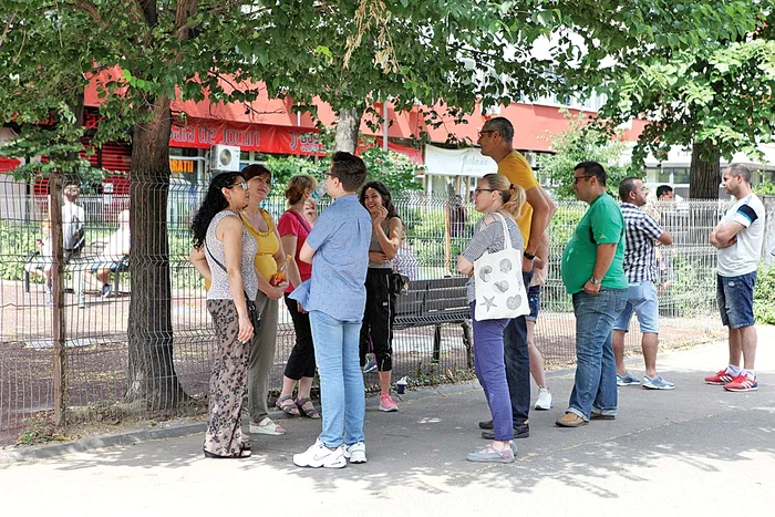 Părinții și bunicii au așteptat la gardul școlii