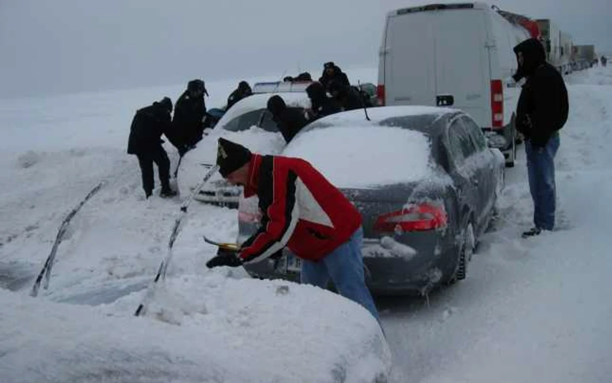 Zeci de şoferi au rămas cu maşinile înzăpezite pe şoselele Moldovei FOTO Arhivă Adevărul