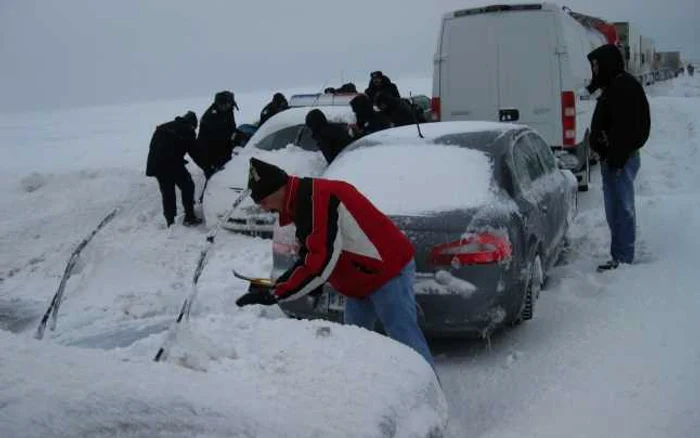 Zeci de şoferi au rămas cu maşinile înzăpezite pe şoselele Moldovei FOTO Arhivă Adevărul