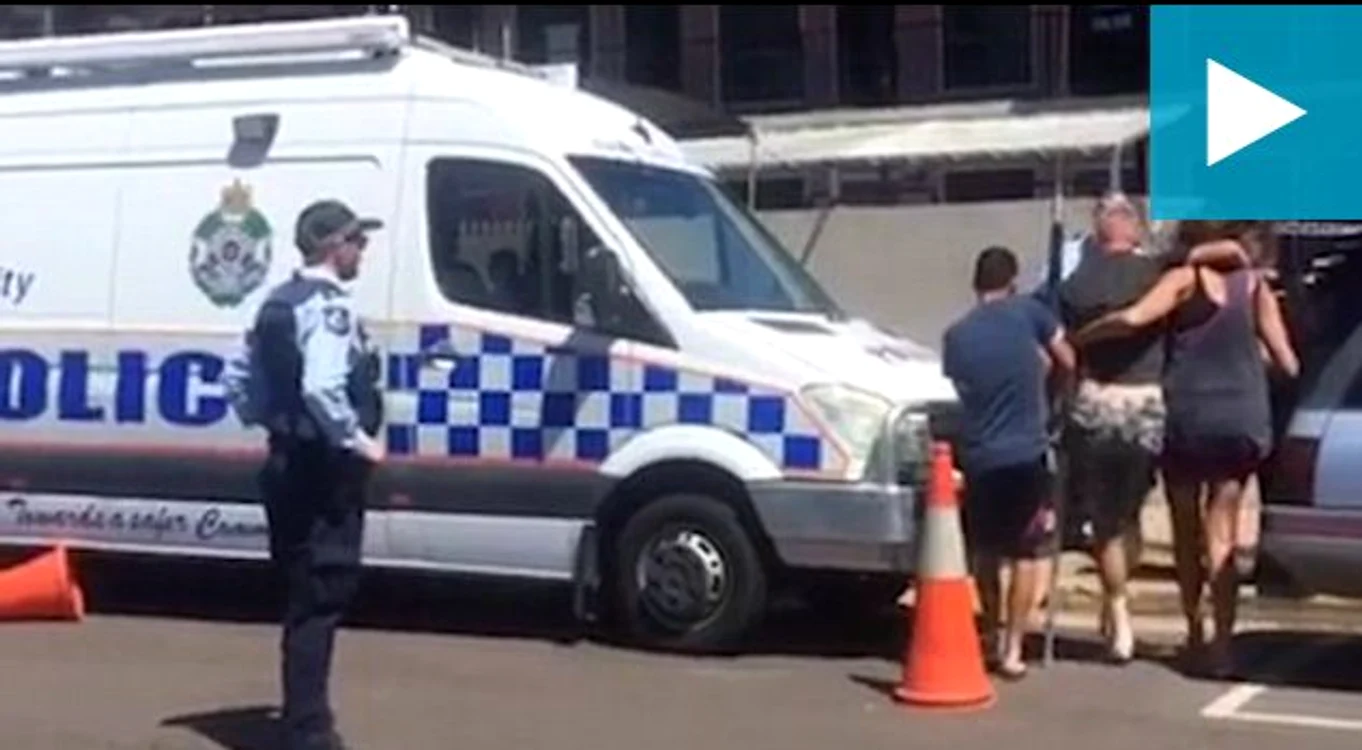 
    Bărbatul înjunghiat a fost transportat la spitalCaptură video: Dailymail  