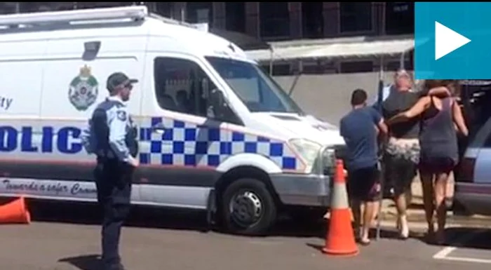 Bărbatul înjunghiat a fost transportat la spitalCaptură video: Dailymail