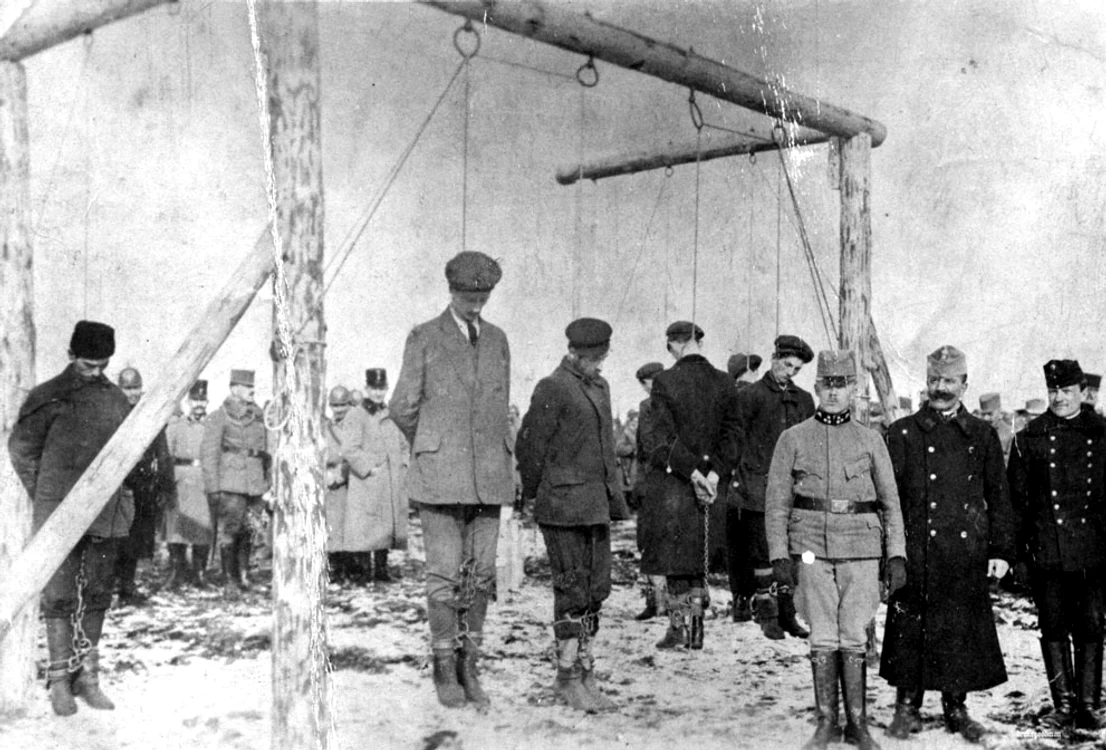 Soldaţii austro-ungarii execută civili sârbi,  cca. 1915. Serbia a suferit mult în timpul războiului,  numărând peste un milion de victime în 1918 - cei căzuţi în bătălii,  executaţi în masă sau răpuşi de cea mai mare epidemie de tifos din istorie.