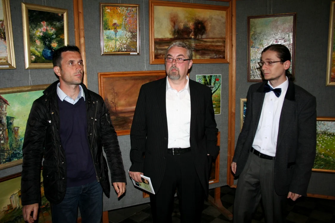 Profesorul Florinel Agafiţei (mijloc) alături de pictorii Ovidiu Klosca şi Ovidiu Opaiţ