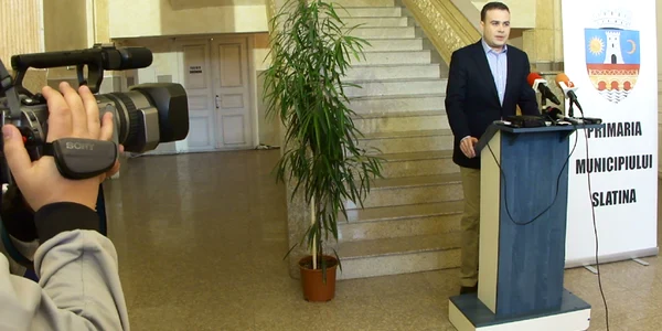 Darius Vâlcov este primar al municipiului Slatina din anul 2004 