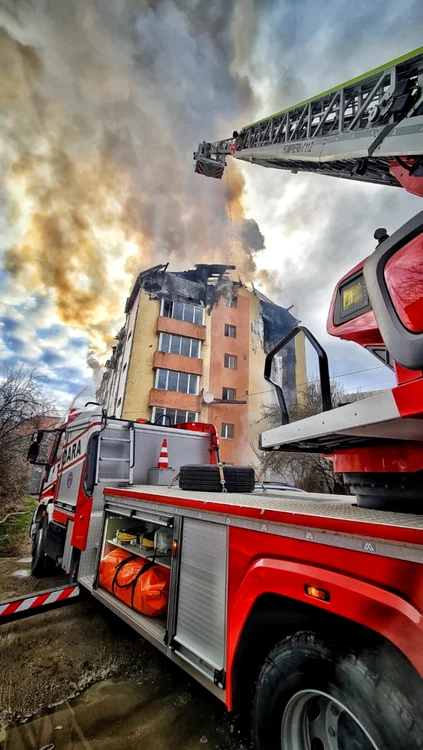 Mansardă distrusă într-un incendiu FOTO ISU Timiş