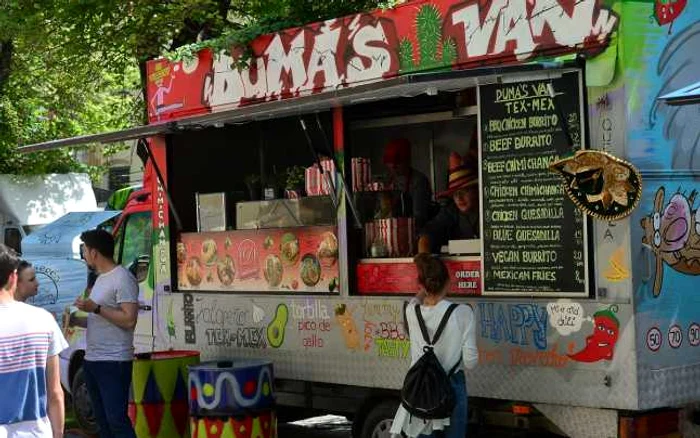 Street-food este o alternativă mai sănătoasă la fast-food şi o alternativă mai ieftină la restaurante, spun cei din domeniu FOTO Traian Deleanu