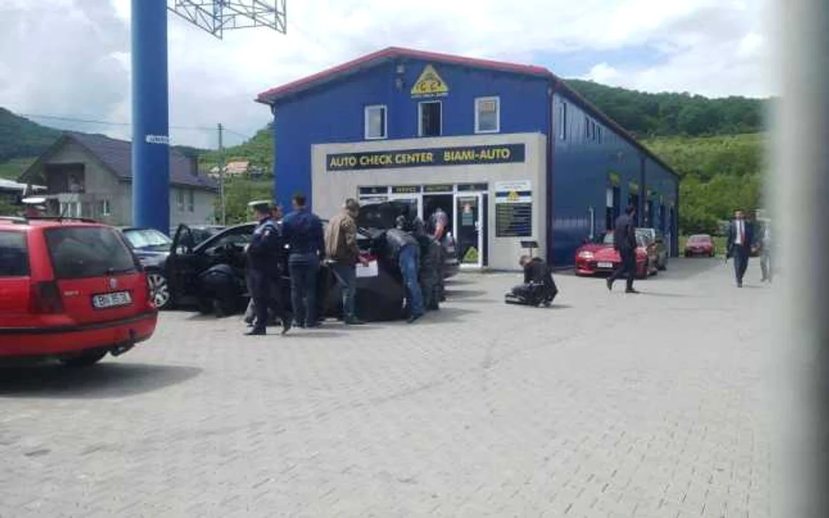 Anchetatorii au luat la puricat maşina folosită de hoţ pentru deplasare după jaf FOTO: Bianca Sara