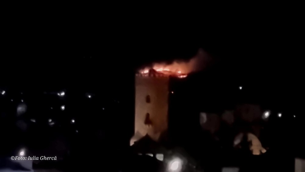 Iluzie optică în noapte: Turnul Chindiei, cuprins de flăcări. „Se credea că focurile de pe dealuri arată locuri în care sunt îngropate comori“