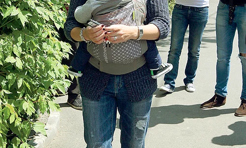 Adriana, care este  şi ea mamă, a găsit  copilul şi l a luat acasă jpeg