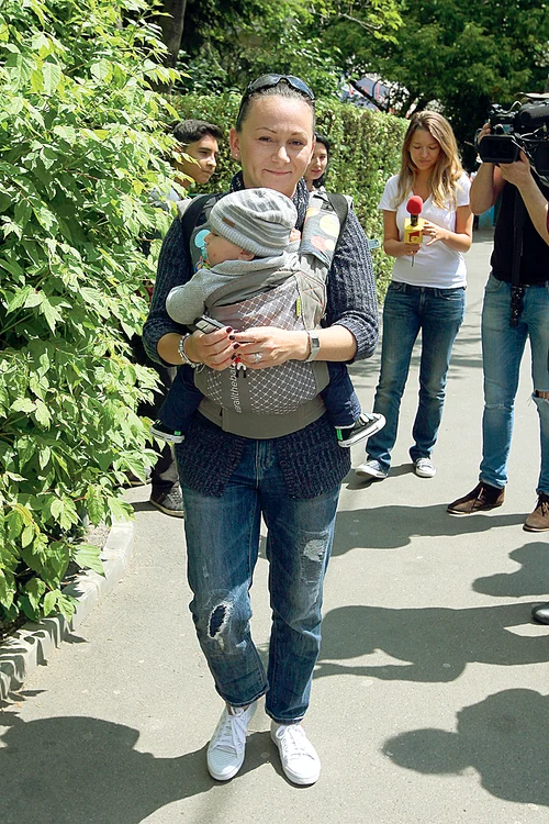 Adriana, care este  şi ea mamă, a găsit  copilul şi l-a luat acasă