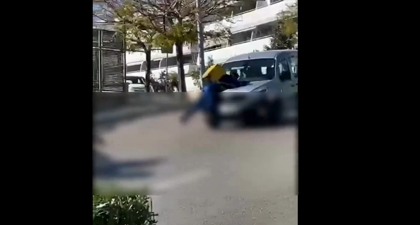 Curier Glovo lovit și târât pe capotă FOTO: captură video