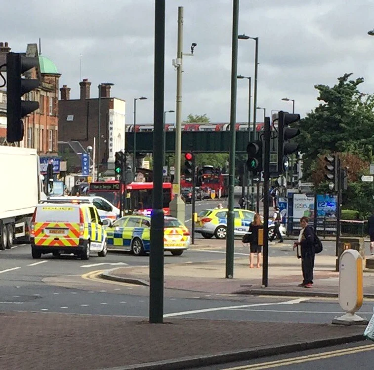 
    Stația de metrou Golders Green din nordul Londrei a fost evacuatăfoto: Twitter  