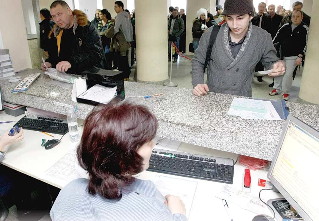 Până la intrarea în vigoare a legii noii taxe de poluare, care a fost promulgată ieri, şoferii mai au o speranţă