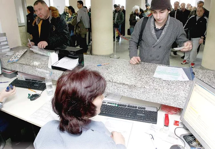 Până la intrarea în vigoare a legii noii taxe de poluare, care a fost promulgată ieri, şoferii mai au o speranţă