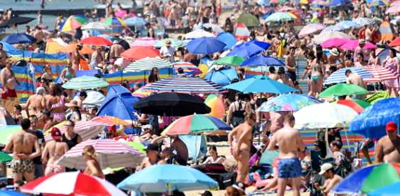Cea mai caldă zi de până acum i-a scos pe britanici la plajă. Au lăsat dezastru în urma lor. FOTO Getty Images