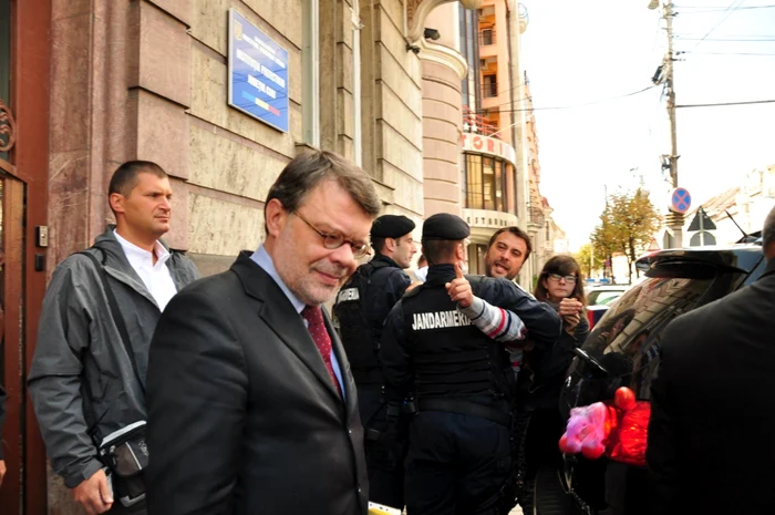 Daniel Barbu, ministrul Culturii, a fost atacat cu roşii. FOTO: Sebastian Florian