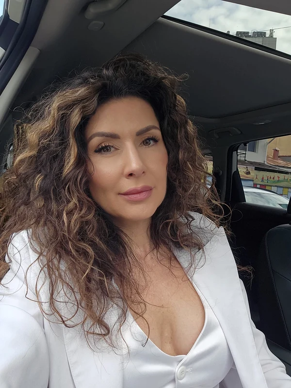 Și-a făcut câteva șuvițe mai deschise la culoare de care este tare încântată
