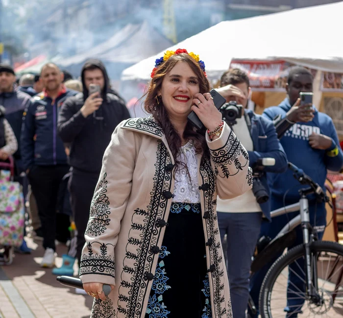 Interpreta candidează pentru un post de consilier într-un orășel britanic. Sursă foto: Marian Sandu