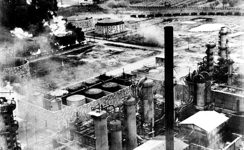 Rezervoarele de petrol ale rafinăriei în flăcări, după bombardamentul american din 1 august 1943 FOTO: Wikipedia
