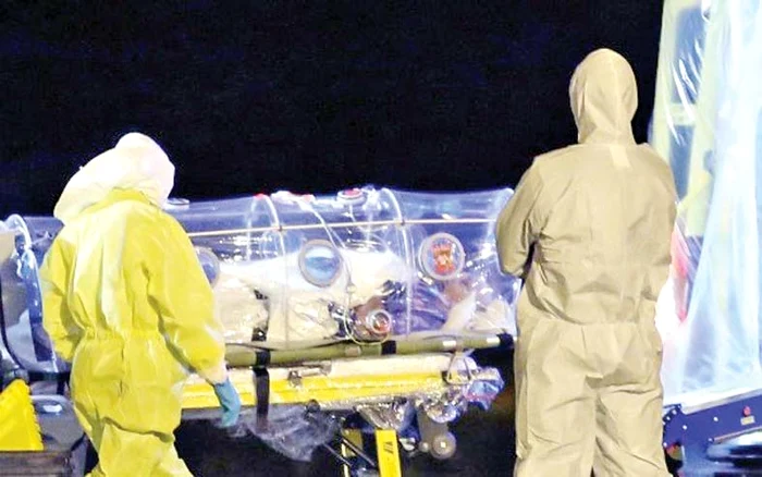 Asistenta a fost transportată la spital într-un izolator