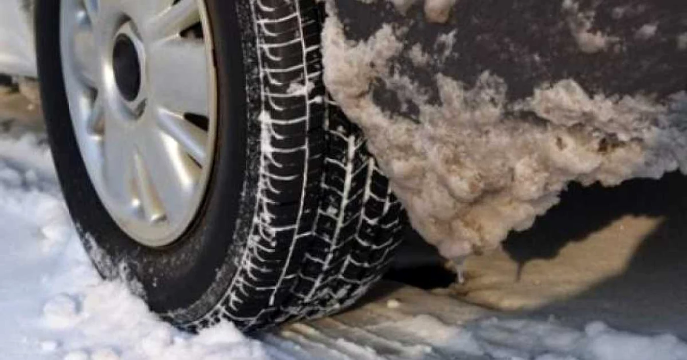 Zăpada dă bătăi de cap şoferilor de camioane