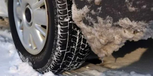 Zăpada dă bătăi de cap şoferilor de camioane