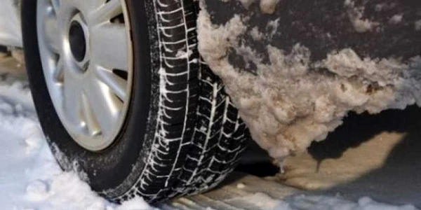 Zăpada dă bătăi de cap şoferilor de camioane