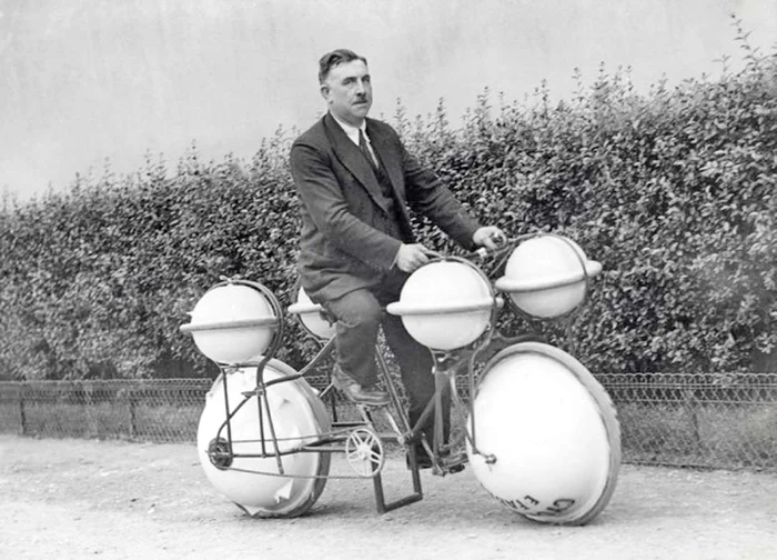 Bicicleta amfibian a fost creată în anul 1932, dar se răsturna când intra la apă