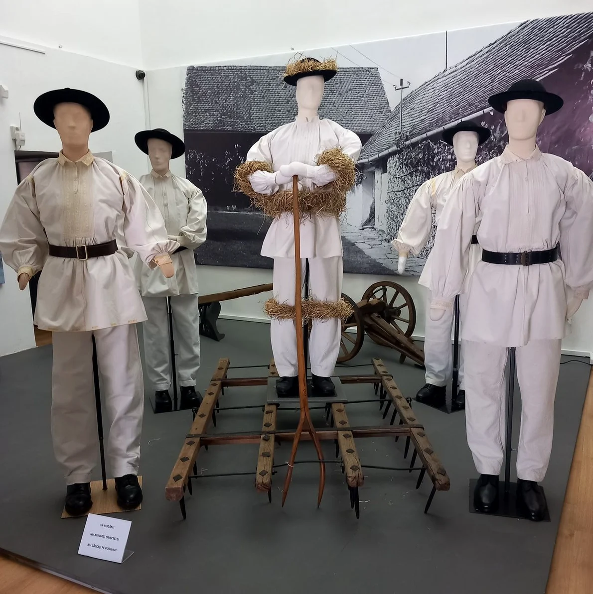 Vernisajul expoziției „Plugarul, obicei agrar de primăvară” (© Muzeul de Etnografie Brașov)