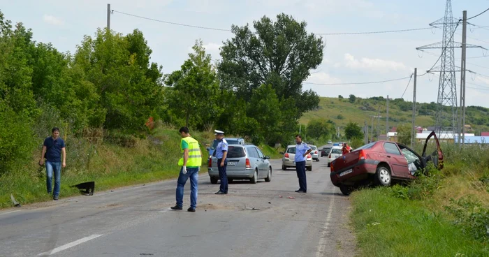 Poliţiştii fac cercetări la faţa locului                                                                                                                   Foto Simona VOICU