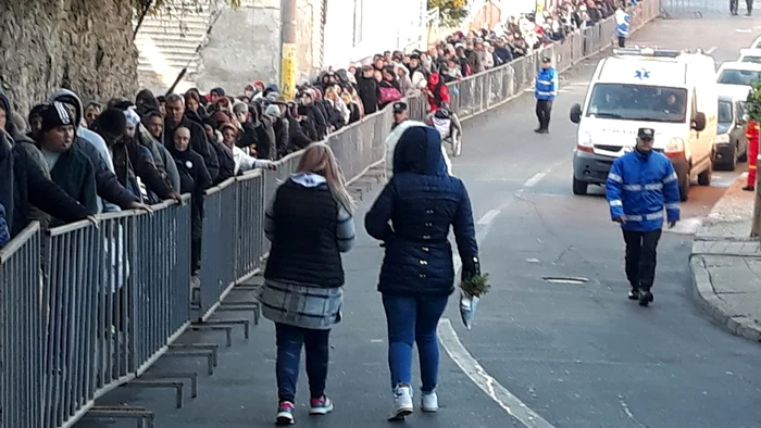 Coada formată de pelerini se întinde pe mai mulți kilometri