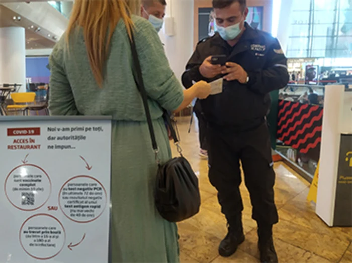 
    Agentul de pază a verificat certificatele conform noilor restricțiiFoto: BLITZ  