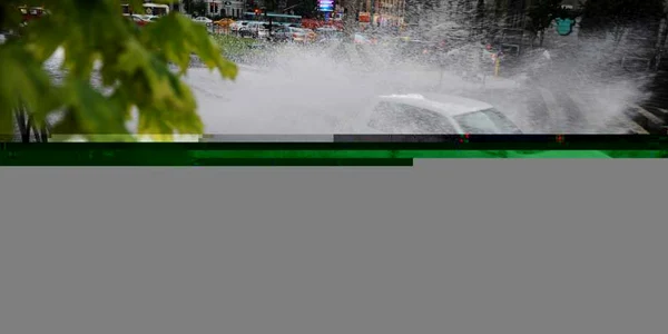 Masini in Capitala in timpul unei ploi torentiale iunie 2011 MEDIAFAX FOTO